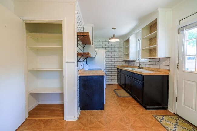 Photo - Quaint Cul-de-sac Home Now Available in Ri... Unidad B