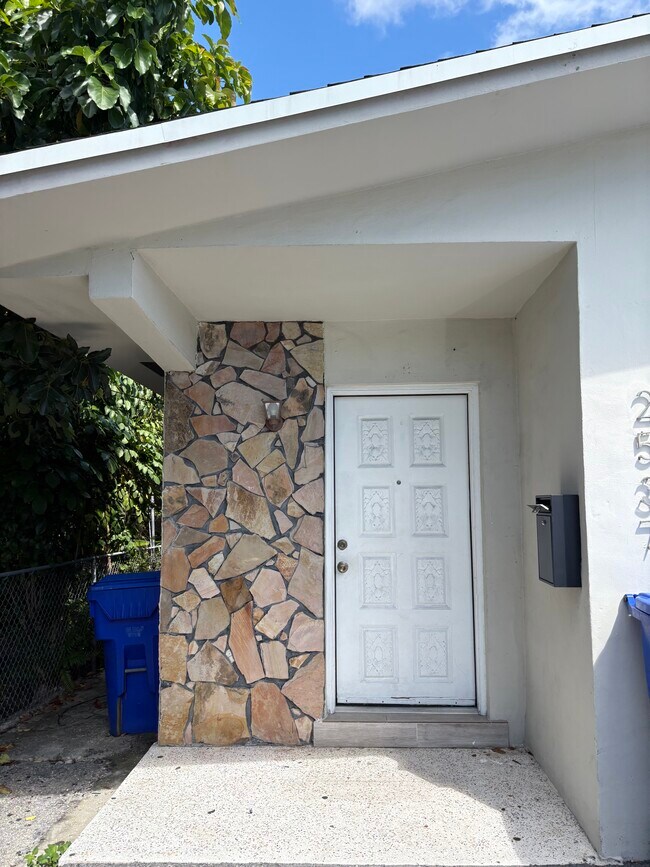 Building Photo - 2535 NW 9th St Unit 2535 NW 9th Street