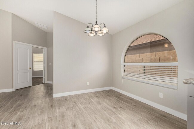 Photo - 911 E Lovegrass Dr