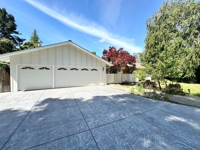 Building Photo - Spacious 4 Bed 2.5 Bath South Los Altos Home - Pool! Great Schools!