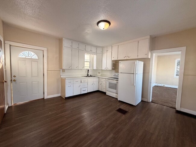 Photo - Cute 2 bed 1.5 baths house $750