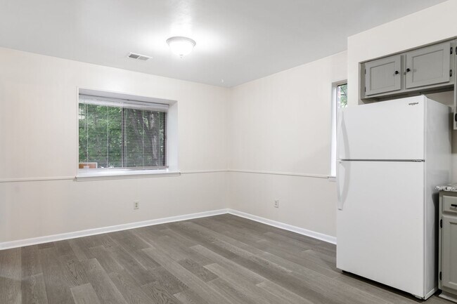 Photo - 3 Bed/2 Bath Pet Friendly Bus Route. Parking.