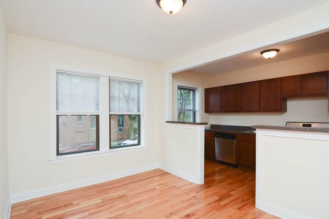 Building Photo - 1121 W Wellington Ave Unit J07P