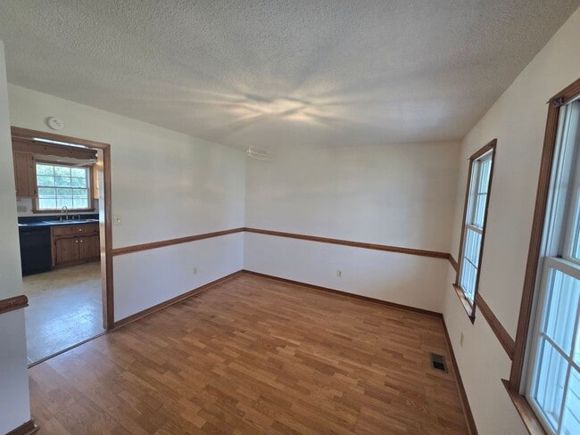 Photo - 4 bedroom in Prince George!!