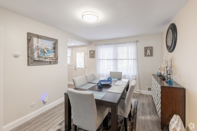 3BR, 1.5BA - 1040SF