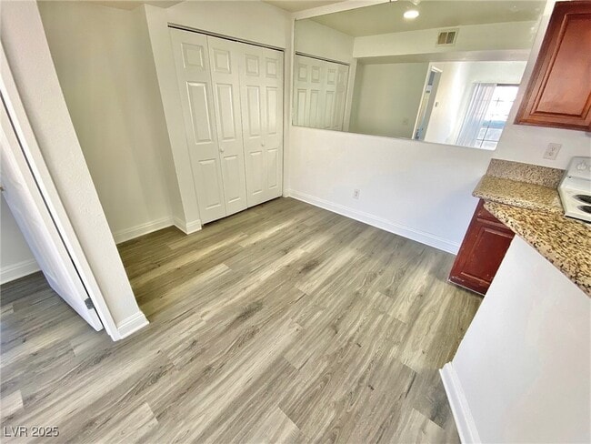 Building Photo - 5154 S Jones Blvd Unit 201