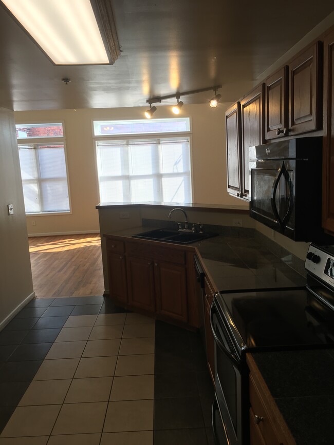 Building Photo - 803 W Broad St Rental