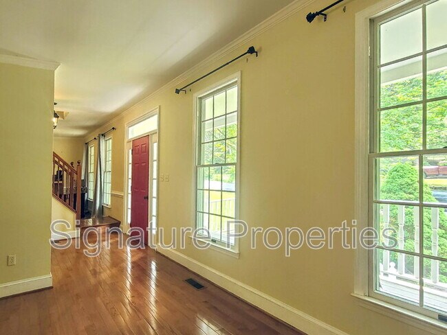 105 Oakwood Dr