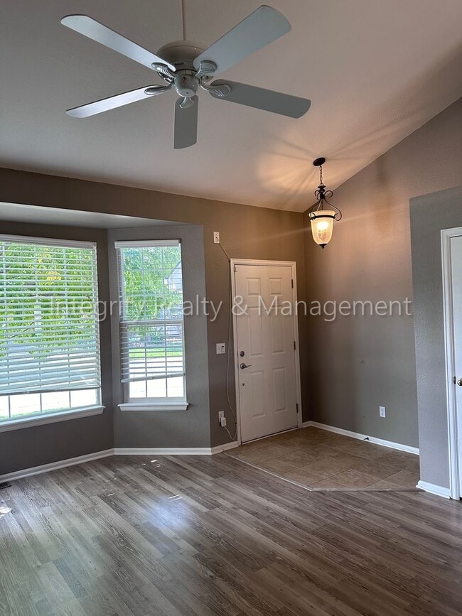 Photo - 1041 W Laurenwood Ln