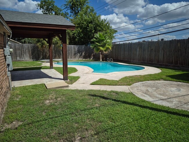 3307 Rockyridge Dr