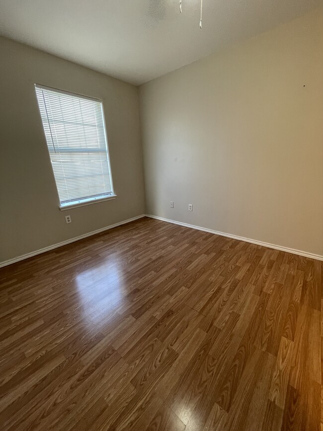 Building Photo - 700 W Fern Ave Unit 22