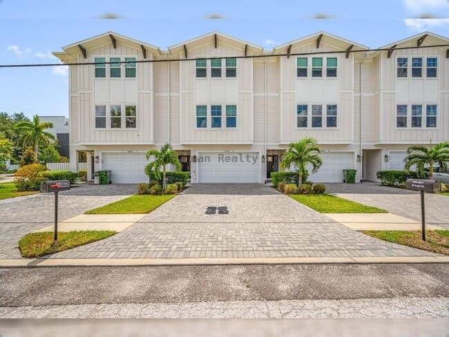 Building Photo - Luxury-Inspired Townhome Living in the Heart of South Tampa