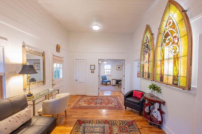 Photo - 566 Newberry St SW