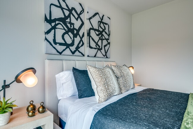 1 BR, 1 BA - 780SF