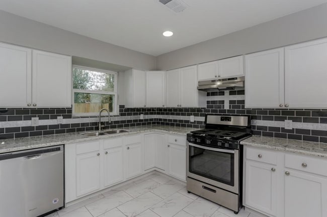 Photo - 5635 Belarbor St