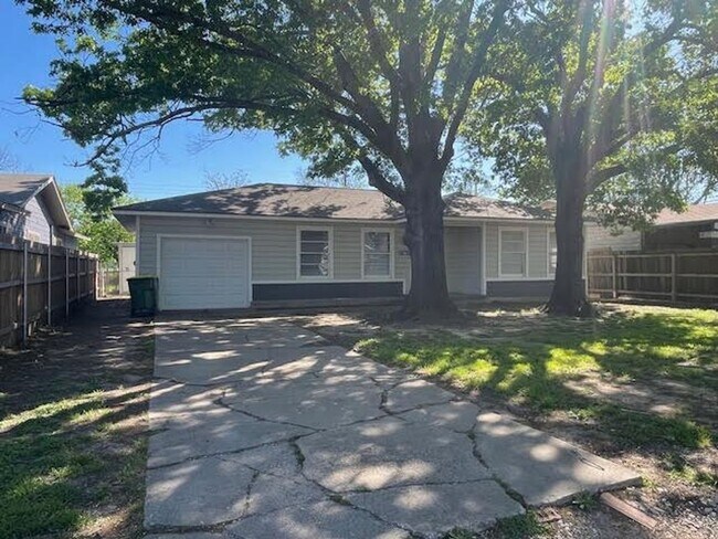 Building Photo - 1105 Fisher St