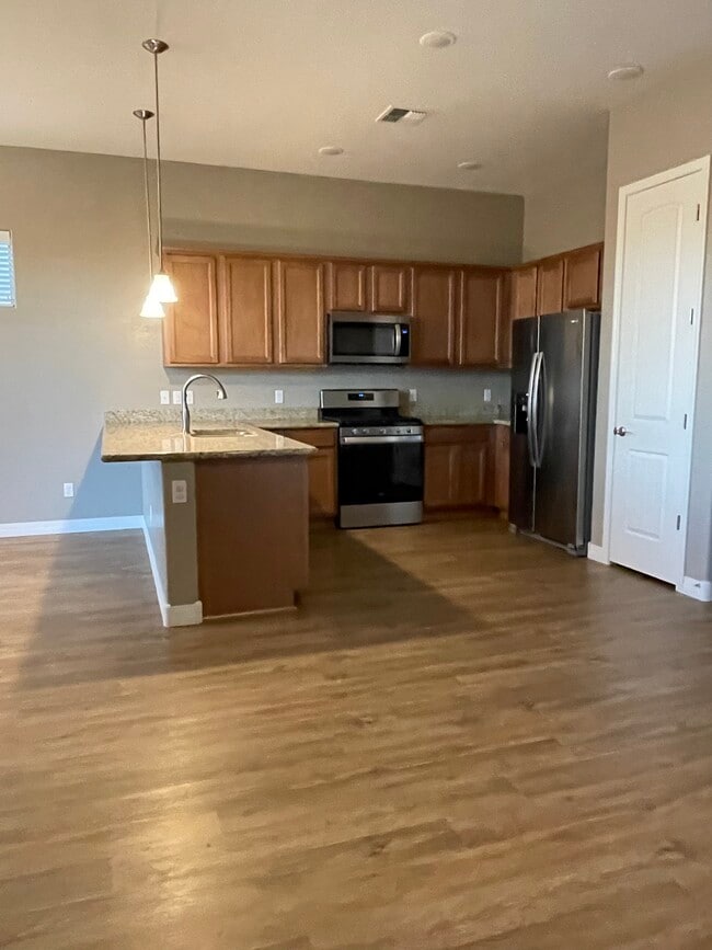 Breakfast Bar - 5649 N Teaberry Ln