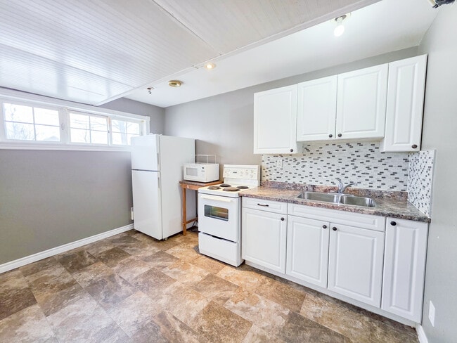 Photo - Bright & Spacious Basement Apartment! (2+Den, 1 Bath) Unité BSMT