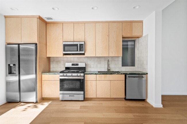 Building Photo - 4429 Woodside St Rental