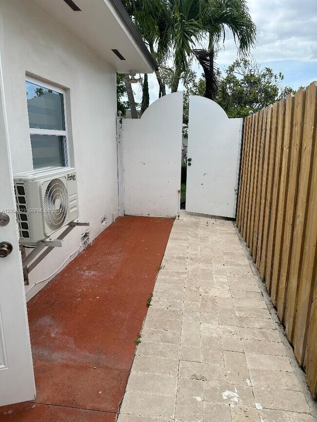 Photo - 11413 SW 129th Pl Unit Side