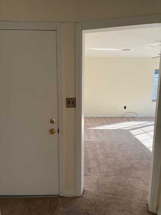 Photo - 660 Beech Ave Unidad B Shared Entry - Upstairs