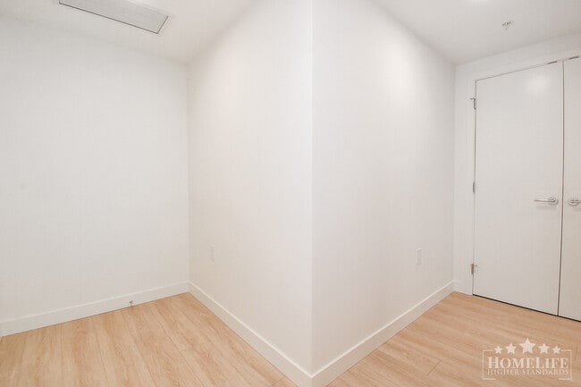 Photo - Stunning 1 Bed 1 Bath + Den Condo for Rent in Surrey City Centre's Modern Flamingo Building! Unité 711