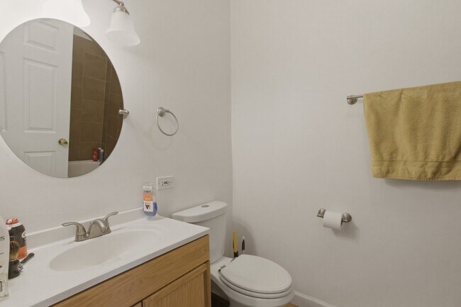 Photo - 1050 N Milwaukee Ave Unit 02