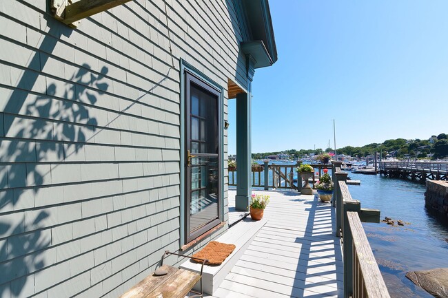 37 Rocky Neck Ave Unidad Winter Rental: The Gallery
