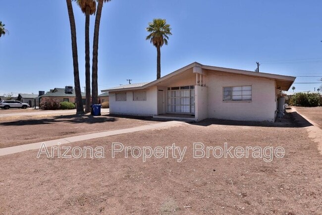 Building Photo - 703 W 1st St Rental