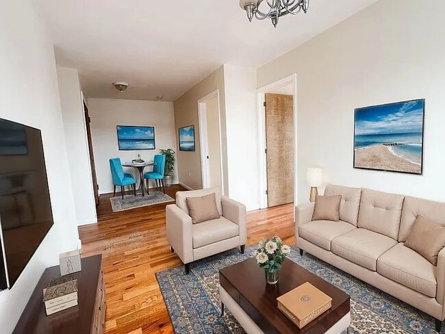 Building Photo - Great size two bedroom apartment , located close to transportation and local shops on Myrtle Unit APT 5G