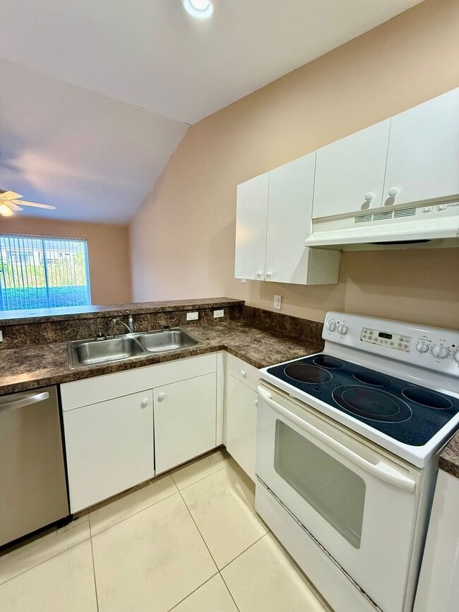 Photo - Central located 3 bed 2 bath duplex- 1 car garage