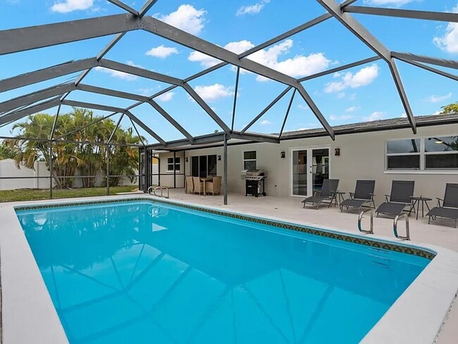 Building Photo - Gorgeously Renovated Pool Home Near Downtown Cape Coral!