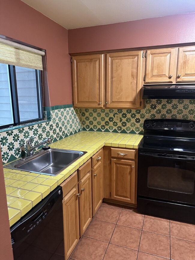 Photo - "Charming 2-Bed, 2-Bath Boulder Apartment with Cozy Fireplace and Spacious 1030 Sq Ft Layout!" Unit 102B