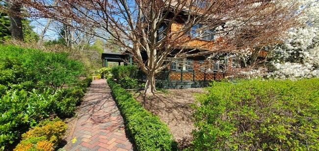 Building Photo - 11 Highland St Unit #3