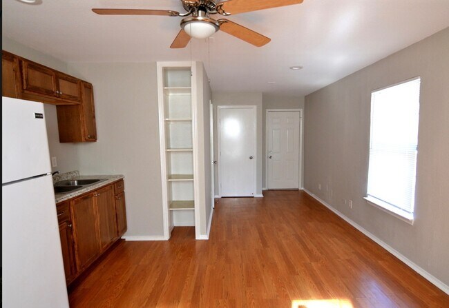 Photo - 906 W Kings Hwy