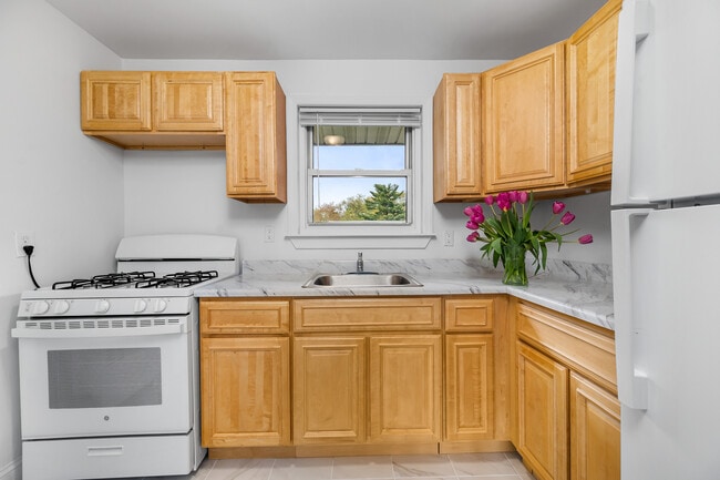 Crestwood Lake Apartments