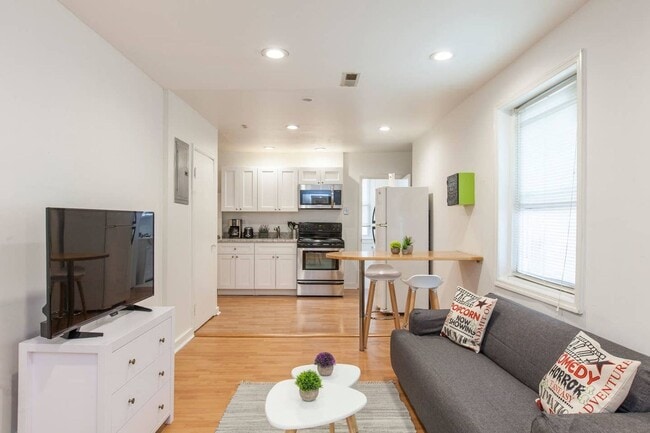 Photo - Beautiful and spacious 2 bedroom Apartment with Deck in Society Hill, right on South Street Unit 3R