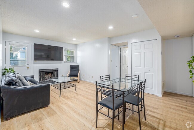 4BR, 2BA - 1,000SF - Living Room