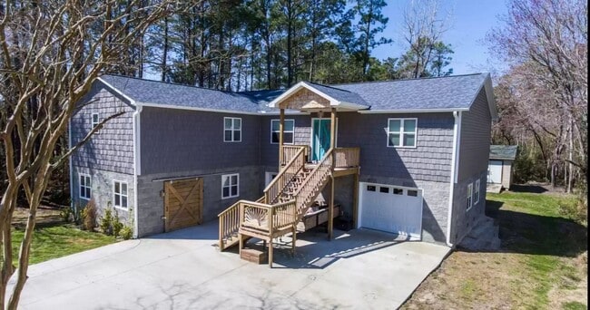 Building Photo - Holiday Rental for 90 Days or More! Gated ...