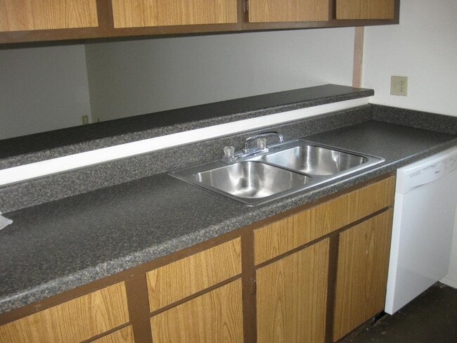 Photo - 3 bed 2 bath duplex for rent near I-240 and Western, close to everything!