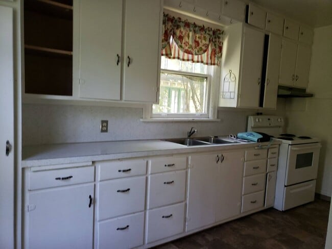 Photo - 1030 NE Harvey Rd