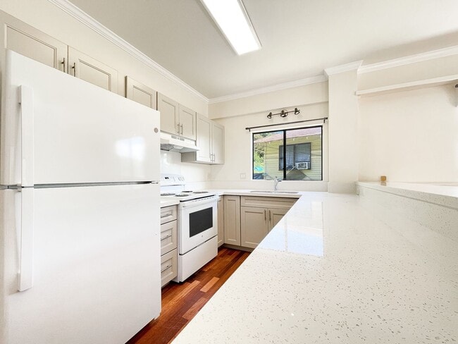 Building Photo - Pet Friendly 2-Bedroom Palolo Duplex with A/C