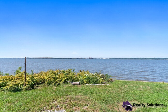 27 Delaware Dr