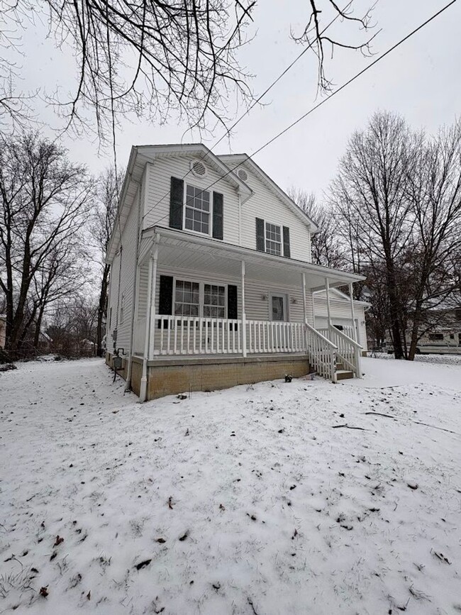 Building Photo - Three bedroom two bathroom home for rent