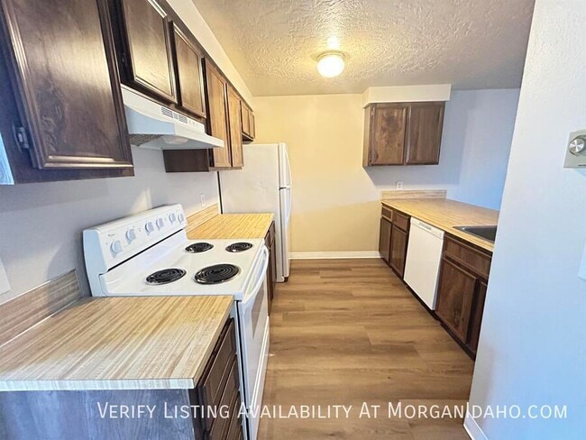 Photo - 830 W 7th St