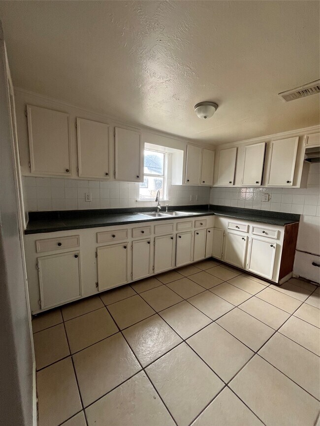 Building Photo - 7933 Brays St Unit B