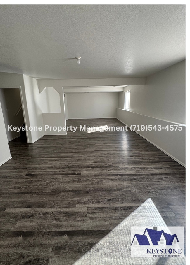 Building Photo - Spacious Pueblo West Duplex 3 Bed/3 Bathroom Unit 285 W. Owl Court