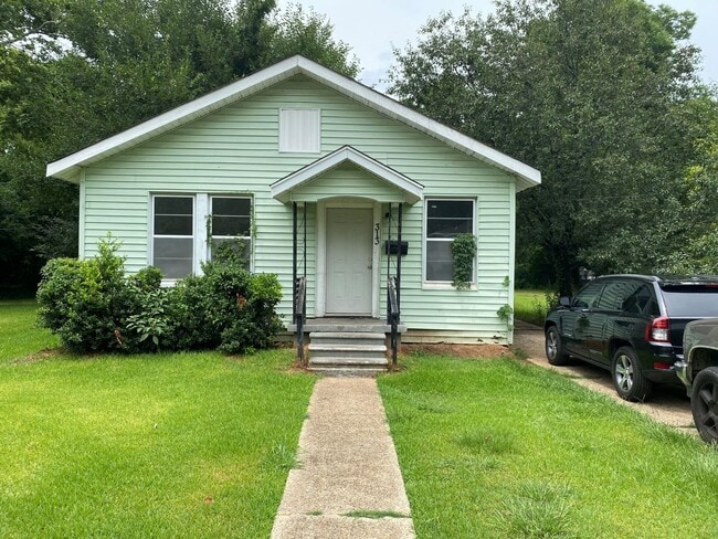 Building Photo - Large 2 bedroom Single Family Home ! 1/2 o...