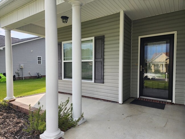 Photo - 3 Bedroom home with an upstair bonus room located in Swansboro. Showings Available!