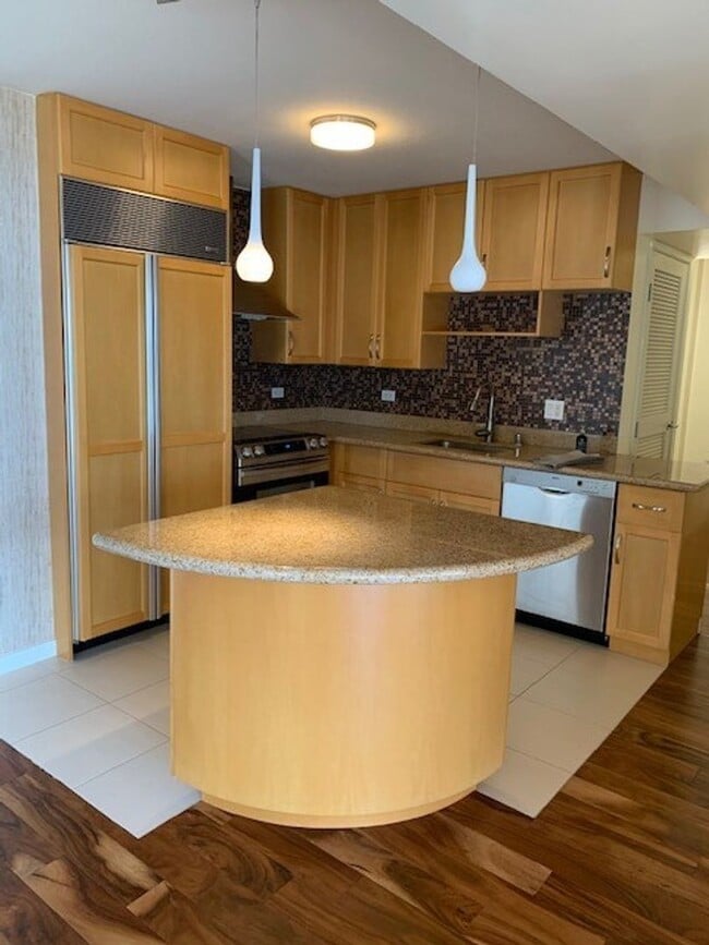 Photo - Moana Pacific - 2 bedroom plus den, 2 bath Condo with 2 parking - avail now!